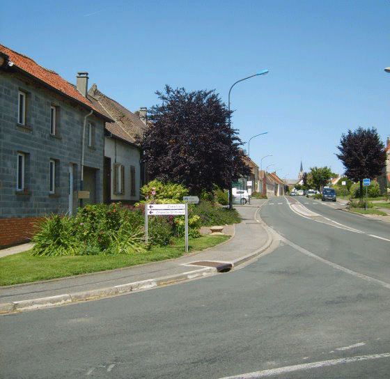 La rue principale avec l'église